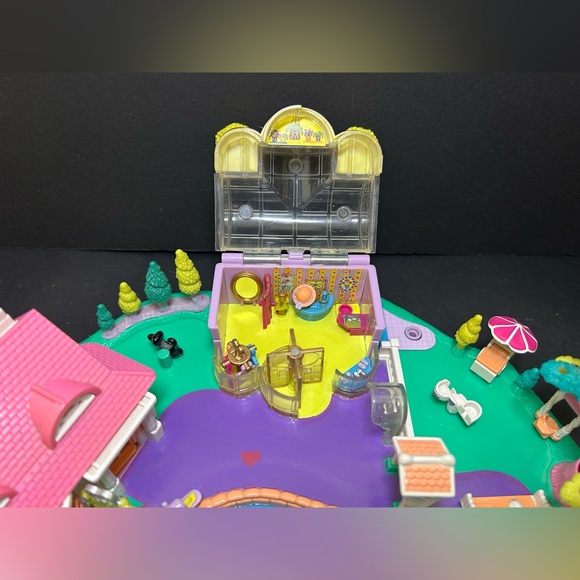 Polly Pocket Magical Movin’ Pollyville Playset - Picture 9 of 16